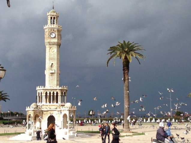 The Consul-General was in Ìzmìr for meetings about the city’s bid for the 2020 Expo World Fair. But also for the Edinburgh World Writers’ Conference and meetings with local students. Izmir’s Clock Tower, in the main Konak Square, was actually built by a French architect in 1901. The clock was a gift from German Emperor Wilhem II.