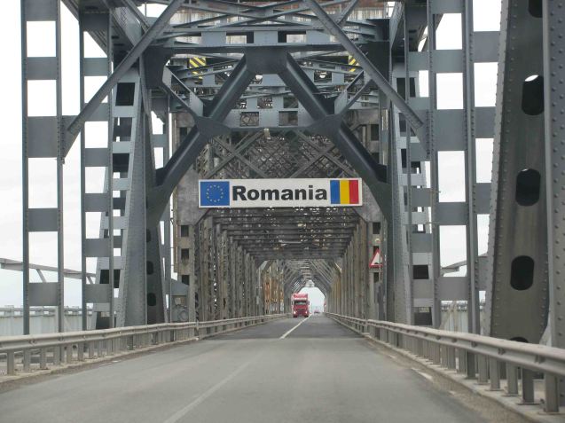 Romania will cut the toll for crossing the Giurgiu-Ruse bridge from €6 to €3 from early September, almost bringing into line with the €2 it costs to cross from the Bulgarian side. The 60 year old bridge is in need of thorough renovation. A massive, spontaneous pothole on the Bulgarian carriageway caused huge disruption in the spring. The two sides have agreed on the need for a new crossing and will hopefully formalise the arrangements in November.