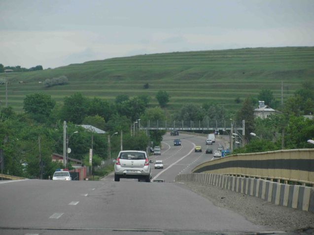 The landscape is rolling at best. We pass through a town called '1 Decembrie', named to commemorate the day in 1918 - the Grand Union - when Transylvania joined Romania and the whole country declared itself independent of the fast disintegrating Austro-Hungarian empire.