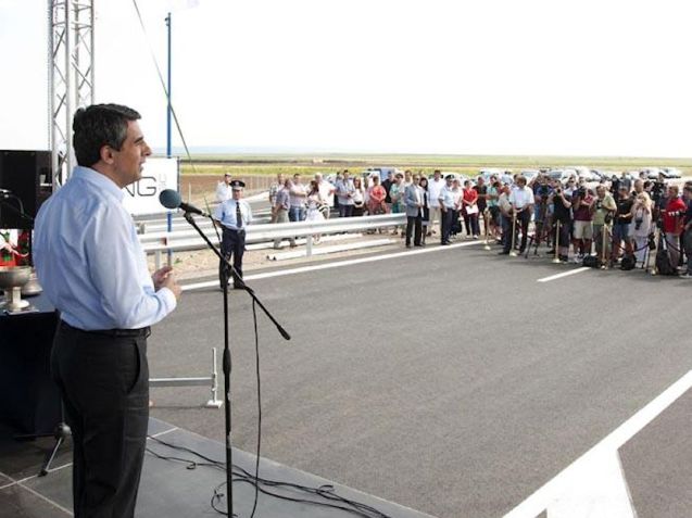 Bulgarian President Rosen Plevneliev opening the Trakia Highway yesterday.