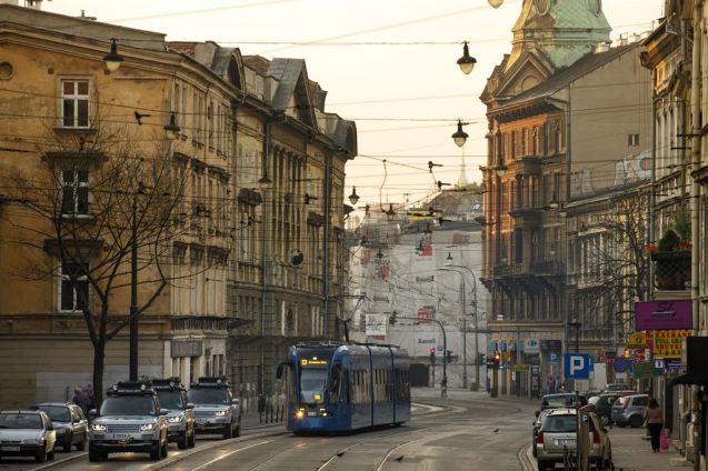 In the dense rush hour traffic of London, Brussels, Dusseldorf, and Berlin, the Hybrids’ 35kW (47 bhp) electric motors automatically took over from the V6 diesel engine to reduce fuel consumption and emissions. 