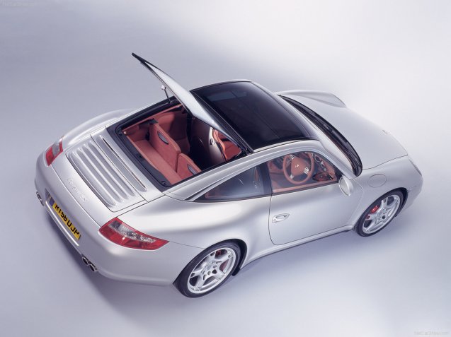 Targa geekery: unlike other 911s, the rear screen on recent Targa models has been a liftback, making the car even more versatile. The question is, what tricks does the rear screen of the new Targa have up its sleeve?