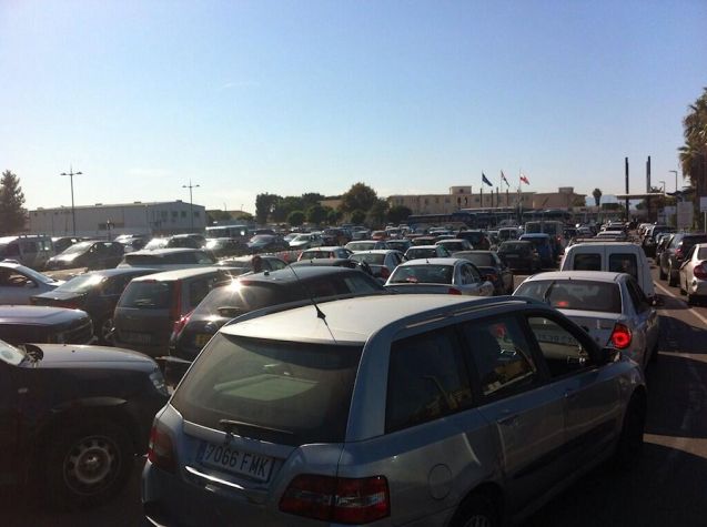 Gibraltar. The Royal Navy has departed and the European Commission’s ‘flash’ Inspection Team has been and gone, but queues are still on going at the Spanish frontier. Relatively low level compared to earlier in the Summer but two hour queues are not uncommon and they happen without warning. ‘How did we go from no queue to this in less than half an hour? What a carry on!!!’ tweeted local journalist @JamesNeish – along with this photo – this evening.