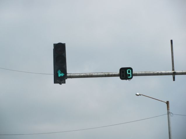 Countdown traffic lights – which let drivers and pedestrians know exactly how long they have before the lights change – are something we’ve only come across in Bulgarian capital Sofia (above) but are now set to become a feature in Brussels too. After trials outside the North Station they are now being installed on Wetstraat, the main thoroughfare east of the city centre, with other locations under consideration. Meanwhile, incoming francophone socialist mayor Yvan Mayeur says transport is one of his top priorities. Next week he unveils plans to pedestrianise areas of the city centre which may extend to Anspachlaan/Emile Jacmainlaan, the main north-south road through inside the Pentagon little ring road.