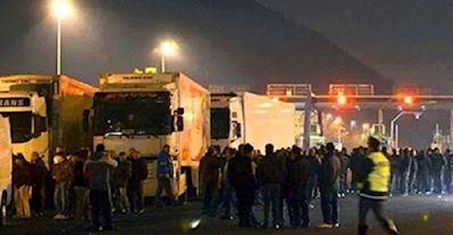 Belluno: Forconi (pitchfork) protestors apparently gathering at Belluno on the A27 in northern Italy this evening.