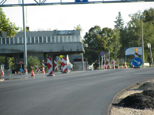 Again we have to stop at the border to buy a vignette. The woman behind the counter speaks a bit of German. Returning to the car we find a tough guy crouched on the other side. You hear horror stories of people doctoring the tyres only to rescue you out on the road and do you over. Either we interrupted him at the crucial moment or he was just checking out our wheels because there’s no damage.