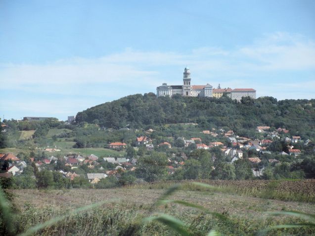 Pannonhalma Archabbey, Pannonhalma. World Heritage Site. Founded in 996, rebuilt 17-18th century. Confiscated by the Communists 1950-89. Totally renovated 1995. It’s on the only hill we’ve seen so far today. Most of Hungary is less than 200m above sea level. Half is flat or rolling, a legacy of the ancient Pannonian Sea which left behind a rich layer of silt making excellent farm land. Half of the country is cultivated.