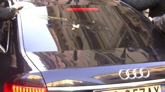 Silvio Berlusconi’s – surprisingly old – Audi A6 is egged on his way to a meeting with rival political leader Matteo Renzi in Rome today. Luckily the damage was superficial. Corriere della Serra reports this morning that 4m cars in Italy are not uninsured – that’s 2.8m drivers, or 8% of the total. The average cost of insurance in Italy is apparently €491. Photo Comandante Nebbia, @mentecritica