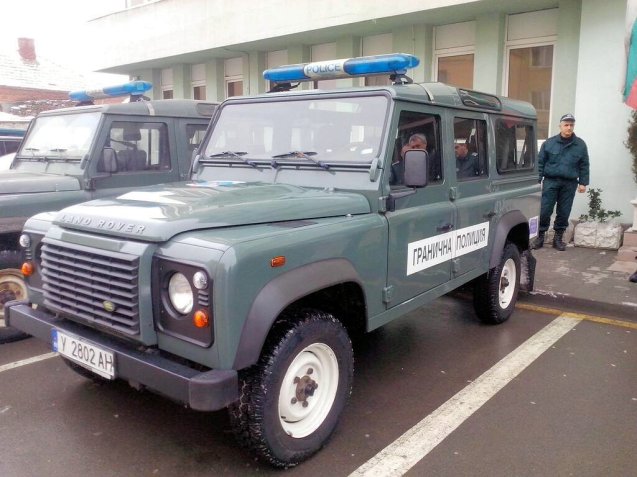 SVILENGRAD: Bulgarian Border Police vehicles are now equipped with winter tyres thanks to a grant from the British Embassy. A donation of 47,000LEV (almost £20,000) bought 196 tyres for the Land Rover Defenders and 32 for the Nissan Patrols. The group protects the Turkish border in the mountainous south east of Bulgaria, guarding against large scale migration but also helping asylum seekers escaping from the war in Syria. 