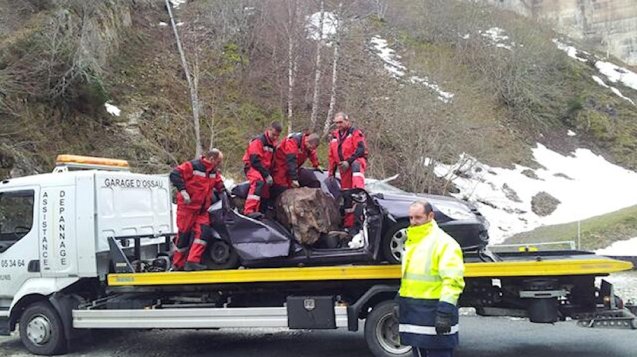 FRANCE. A pregnant woman was killed today after a 400kg rock crashed through the roof of her car in the Pyrenees. Her husband sat alongside escaped unharmed. The couple were driving on the D934 near Artouste south west of Lourdes. Restrictions are currently in place between Laruns and Gabas for investigations though the stretch to the Spanish border is open. Pic via @F3Aquitaine.