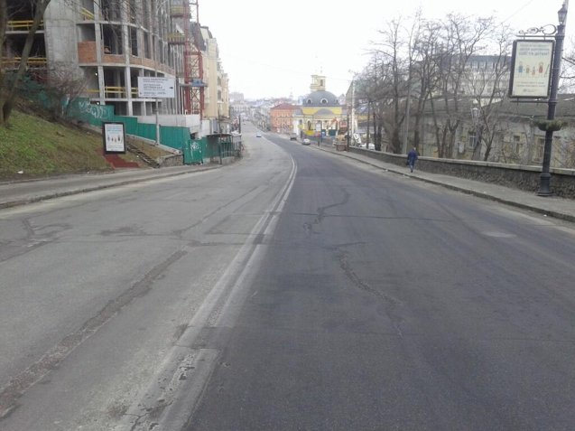 With politicians and police gone – even the traffic booths were empty – capital Kyiv was ghostly quiet yesterday morning. @KyivPost CEO Jakob Parusinski (@J_Parus) used the opportunity to take this photo, of Volodymyrski descent, the road heading north east from Independence Square in Kyiv down beside the river Dnieper. He called it ‘the difference between coming and going from Euromaidan’. We missed the significance at the time but as US ambassador @GeoffPyatt later pointed out, ‘Coming from Maidan is stained black from ash.’