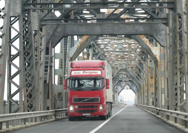 A Romanian truck crossing the Guirgiu bridge to Bulgaria, May 2013. Photo @DriveEurope.