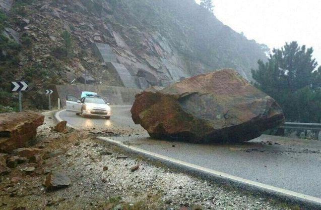 Beware rock falls: a huge boulder fell on the A397 Ronda road in Malaga, southern Spain, yesterday morning. Luckily no one was injured on what is one of the country’s most famous scenic routes, a favourite of bikers particularly. Not so fortunate were train passengers in south east France on Saturday. A large rock derailed a train on the Nice-Dignes line, just off the N202 Route des Alpes at Annet, and two people were killed. This follows a particularly tragic case in early January when a pregnant woman died when a 400kg rock crashed through the roof of her car on the D934 near Artouste in the Pyrenees. In Ukraine too, a 3-ton boulder fell on the Yalta-Sevastopol road in the Crimea last night. Photo @ELuqueDo via @Emergenza24
