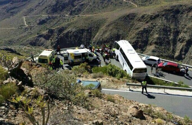A tragic accident in Grand Canaria on Saturday after an Italian passenger was taken ill on a drive through San Bartolome de Tirajana in the centre of the island. The vehicle had to stop on a dangerous bend in the road. While the driver was manoeuvring, the man was run over and killed and nine others were injured, two seriously reports @AGI_Italy_News. Photo via @112Canarias.