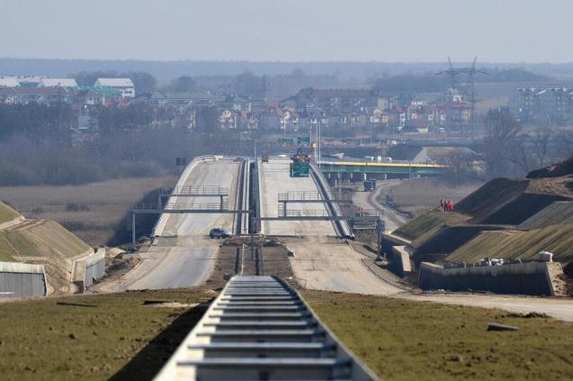 Nothing illustrates the steamroller nature of new roads ploughing through the countryside than this shot of the S17 at Lublin, 170km south east of Warsaw. On the other hand, the previously Lublin was once the poorest the poorest city in the EU until Romania joined in 2007.  