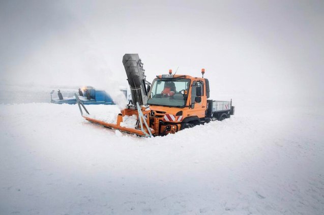 As we reported last week, Austria's Grossglockner blue riband mountain pass is open and apparently it's all thanks to @MercedesBenz: 'Despite spring storms and over 3m of snow, Unimog handled business. Pass now open for business.' Also, today, Norway's most famous road Trollstigen   