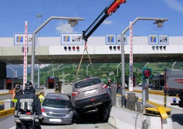 One should never jump to conclusions, particularly after the country lane 911 crash in Luxembourg last week, but it does look awfully like these two Italian cars were involved in an ill-fated race to the toll booth. There by the grace of God go all of us. Photo @Marcello_Gatto via @Emergenza24 