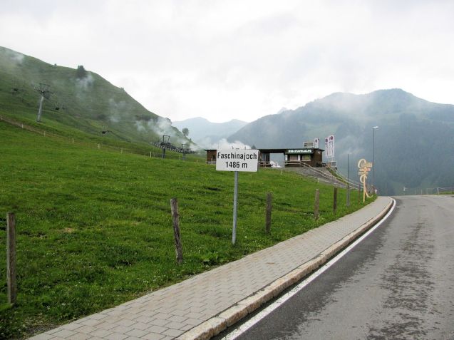 Strictly speaking Faschinajoch connects the Bregenz Forest Valley in Damuels to the north with the Lutz River, Great Walser Valley in Faschina in the south. It skirts the highest peak in the Bregenz Forest Mountains – Glatthorn, 2133m – to the east.