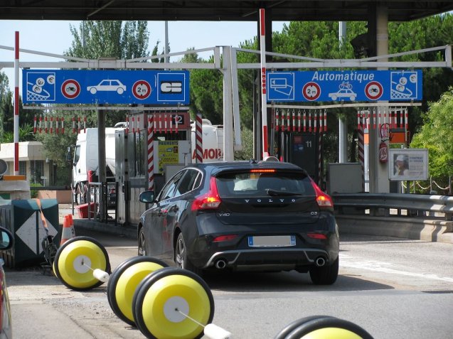 The automatic toll lanes on the A8 near Nice. Photo @DriveEurope
