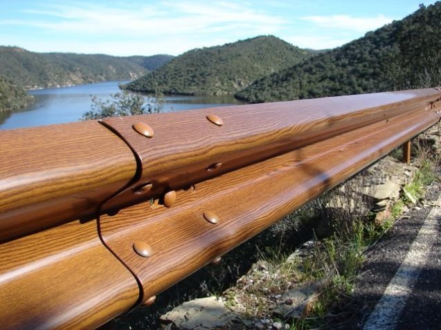 New wood-effect crash barrier have been installed at the Tagus National Park in Portugal by French supplier roadis.fr. Also available in grass.