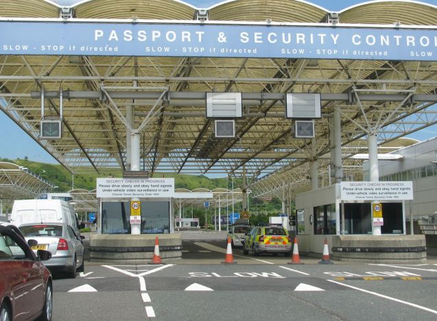 passport control3
