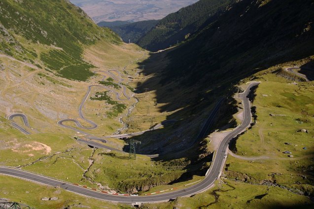 News catch up: Romania’s premier high altitude road DN7C Transfagarasan opened last Monday, 1 July, for the summer and will not close this year until 31 October says Romania-insider.com. DN7C runs from Curtea de Arges to near Sibiu in central Romania. The section at the top however shuts overnight, from 21:00-07:00. Photo via Wikipedia.