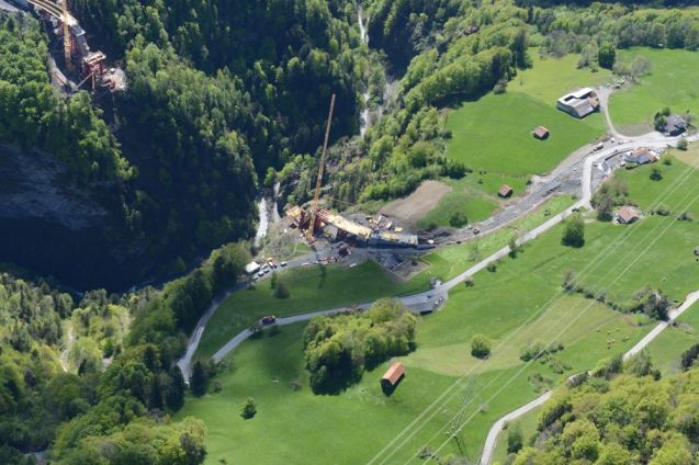 A new bridge under construction in eastern Switzerland will have the longest single span in the country. Its most notable feature however will be its dizzying height.
