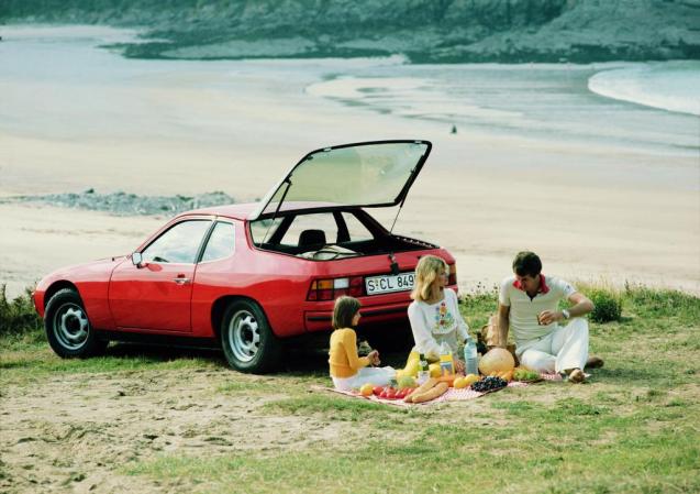 Idyllic family scene apart from someone forgot to bring a knife for the melon. Porsche 924 from @PorscheOrigin