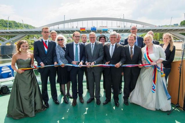 Bausch (centre) and Dobrindt (centre left) at an earlier meeting, to open the new Mosel bridge between Grevenmacher and Wellen in June.