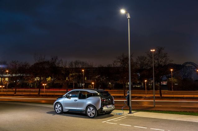 Light + Charge: BMW's electric i3 can now be charged from street lights. Not any old street lights obviously, only specially designed BMW 'modular LED' street lights. Now installed at BMW Welt in Munich but no doubt coming