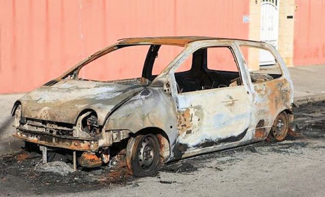 Happy New Year: only 940 cars were torched this New Year’s Eve compared to 1067 last year says the French Ministry of the Interior, crediting the ‘substantial, active and dissuasive mobilisation of the security forces’. Setting cars ablaze has become something of a tradition in ‘high rise suburbs’ across the country. Photo @Place_Beauvau