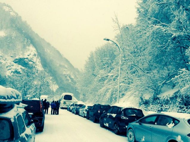 Column – or convoy – driving is quite common in Norway. Divers are prepared to wait, sometimes overnight, for a snowplough escort along hard hit roads. This is the first time we’ve heard of it on mainland Europe however (though that might not mean much). Snowfall was so heavy in the Pyrenees over the weekend that roads up to many of the resorts were closed. Yesterday afternoon, after checking cars had snow chains on at least the driven wheels, police led a convoy of 500 vehicles down from Cautarets and 150 vehicles from Gourette. More major snowfall is expected this week. Photo @SylvieDurruty, Deputy Mayor Bayonne.
