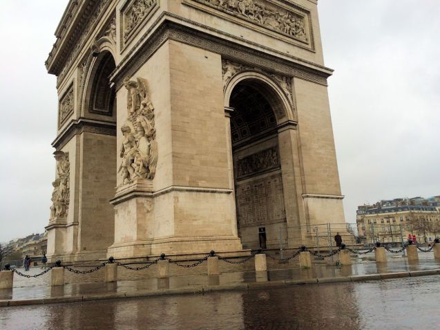 Rounding the Arc de Triomphe.