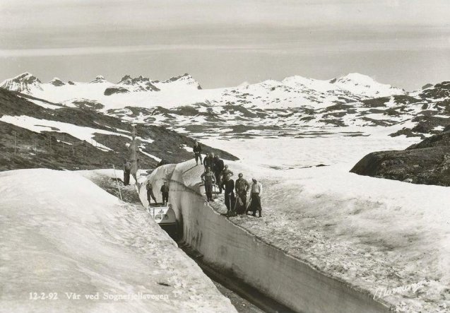 Spring along Sognefjellsvegen, Scandinavia's highest mountain pass, circa. 1950. Photo via @Elusive_Moose