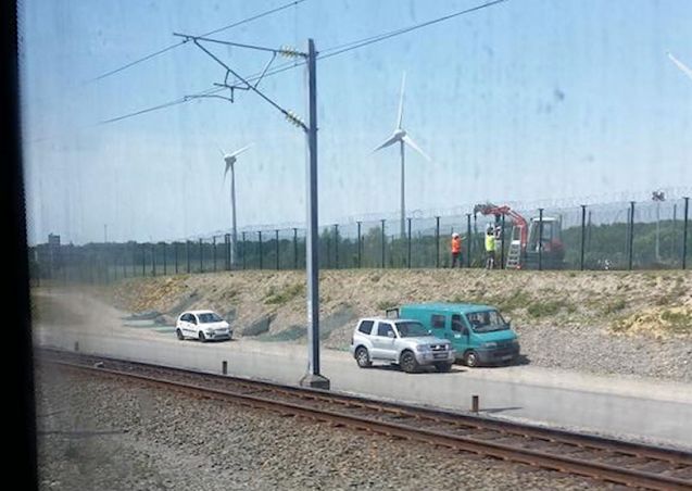 Strike leader Eric Vercoutre calls security at the Tunnel a ‘joke’ and says strikers can breach the fence ‘like a knife through butter’. Workmen mend the fence at Eurotunnel France yesterday. Photo @YouAreParsons