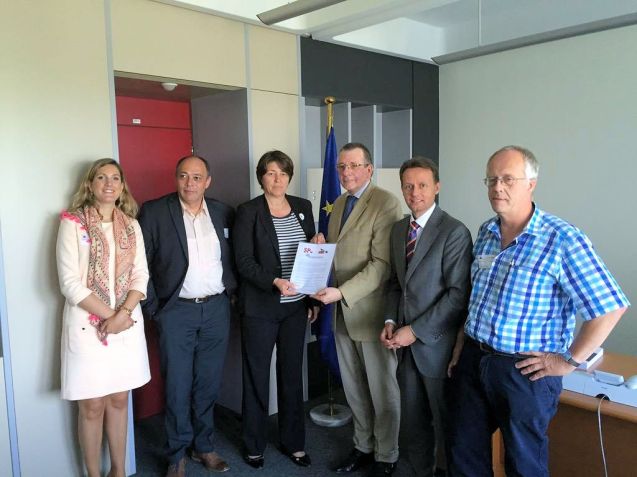 EU Transport Commissioner Violeta Bulc (centre, left)meets with MEP Dennis de Jong (centre, right) and representatives of the