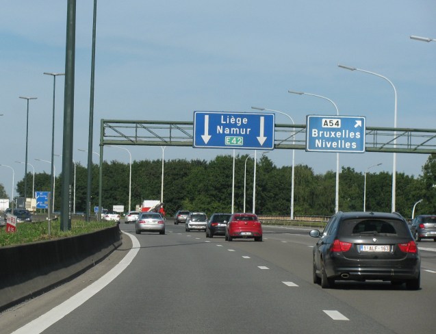 No-one would call the E42 via Charleroi pretty exactly but, lined with trees, it is better looking than the E40 to Brussels, and - generally - significantly quieter.