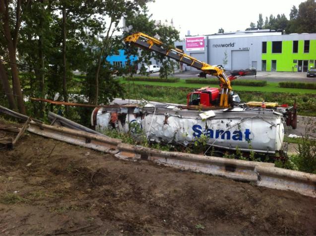 As if to rub the point home on truck accidents, a chemical tanker rolled down the embankment beside the A1/E19 towards Antwerp Monday afternoon, shutting the road for 17 hours. Luckily there were no injuries reported on this occasion.