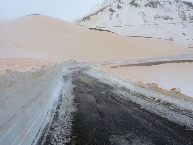 Big sandstorms in the Sahara have combined with strong southerly winds to drop a layer of fine sand across Europe, not least on Col du Galibier in the French Alps.
