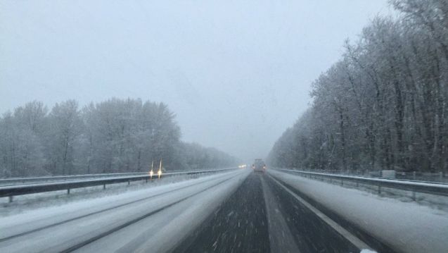 Only a week or so after most drivers swapped back to summer tyres, wintry weather makes a comeback today at many places around the Continent. In Germany particularly, it is important to remember that ‘winter tyres’ (marked M+S) are compulsory in ‘wintry conditions’, i.e. with snow or ice on the road. Photo northern Netherlands via @TeamVerkeer_NN