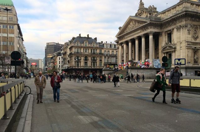 Brussels city centre no-car zone looking north up major thoroughfare Anspachlaan with the Beurs stock exchange on the right. Photo @DriveEurope