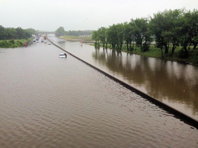 Wednesday: Nearly 400 stranded drivers and passengers were evacuated by the armed forces and given emergency accommodation last night after flooding closed the A10 autoroute just north of Orleans yesterday morning. 250 cars remain stranded and 200 truck drivers have stayed with their vehicles. There is still no word on when the road will reopen. For the latest see VINCI‘s update page (French only). In the meantime, drivers are diverted via the A11 and A28. Photo @VINCIAutoroutes