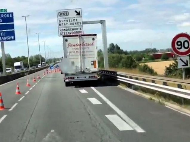 French authorities have actually closed E40 Ostend-Dunkirk/Calais at the border, forcing drivers off the motorway and through a security cordon leading to long delays in recent days. Photo @VID 