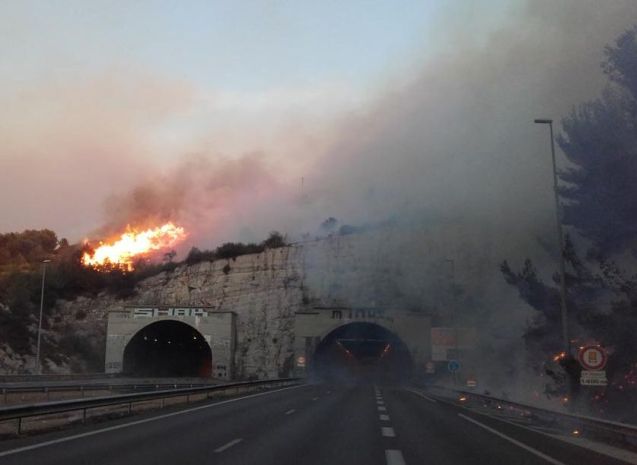 The A7 north of Marseille threatened by wildfire yesterday. Photo @SDIS13